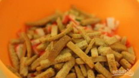 салат с сухариками и крабовыми палочками