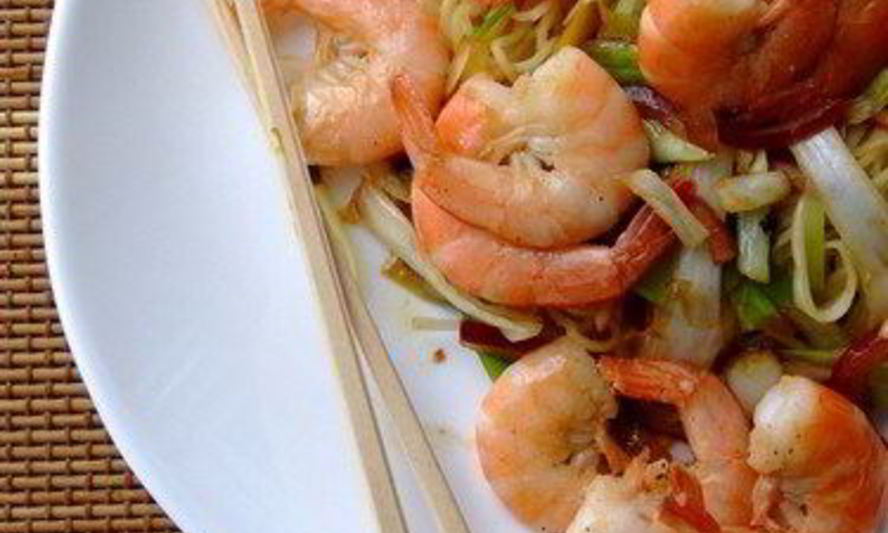 Рецепт салата с яичной лапшой, жареными креветками, фасолью и чили