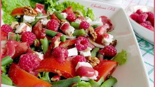 Салат с зеленой фасолью и малиной