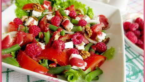 салат с зеленой фасолью и малиной