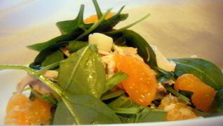 Салат со шпинатом, курицей и мандаринами