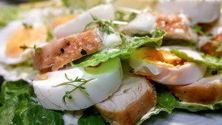 Салат Цезарь с курицей