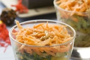 Слоеный салат из курицы с овощами