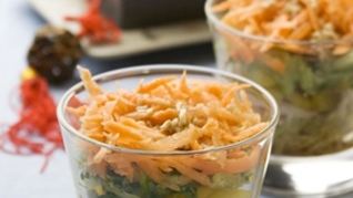 Слоеный салат из курицы с овощами