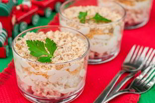 Слоеный салат с тунцом и сыром