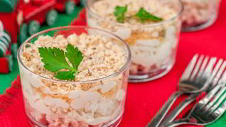 Слоеный салат с тунцом и сыром