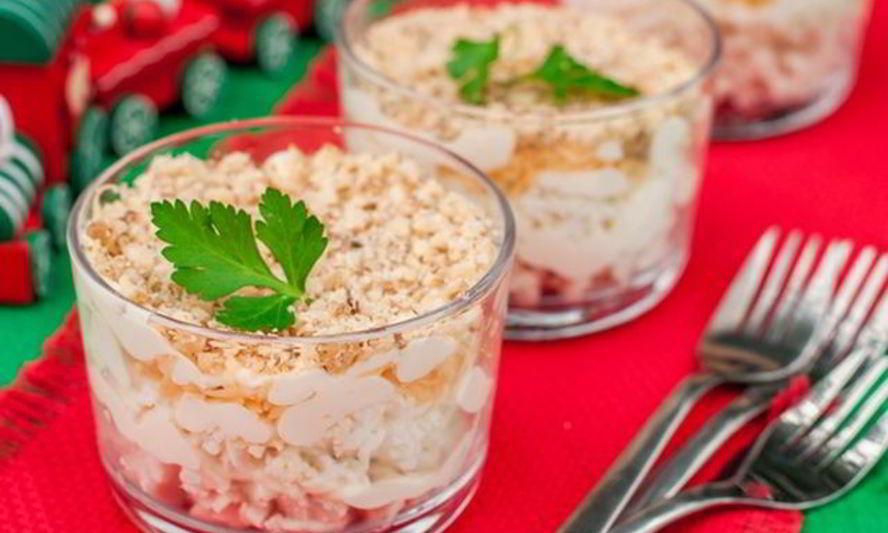 Рецепт слоеного салата с тунцом и сыром