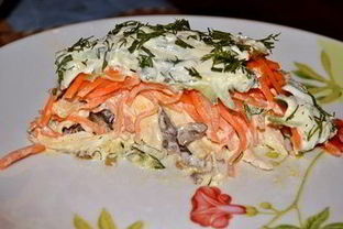 Слоеный салат Восторг с грибами и курицей