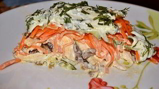 Слоеный салат Восторг с грибами и курицей