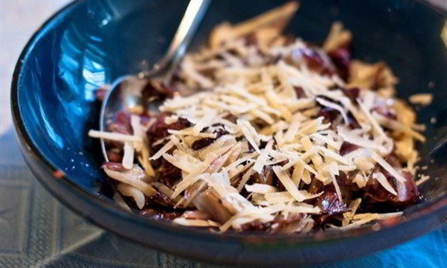 Рецепт теплого салата из радиккьо на гриле