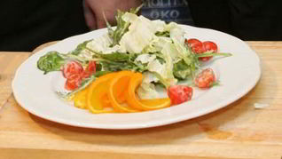 Теплый салат с морскими гребешками и апельсином