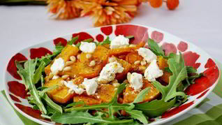 Теплый салат с тыквой, руколой и кедровыми орешками