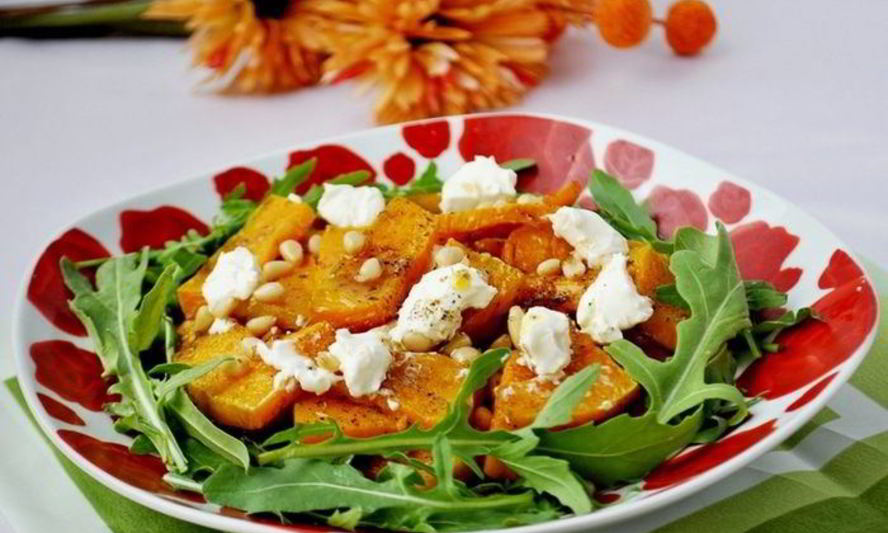 Рецепт теплого салата с тыквой, руколой и кедровыми орешками