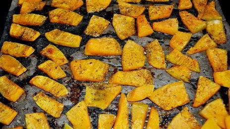 теплый салат с тыквой, руколой и кедровыми орешками