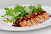 Теплый салат с утиной грудкой, рукколой и вишневым соусом