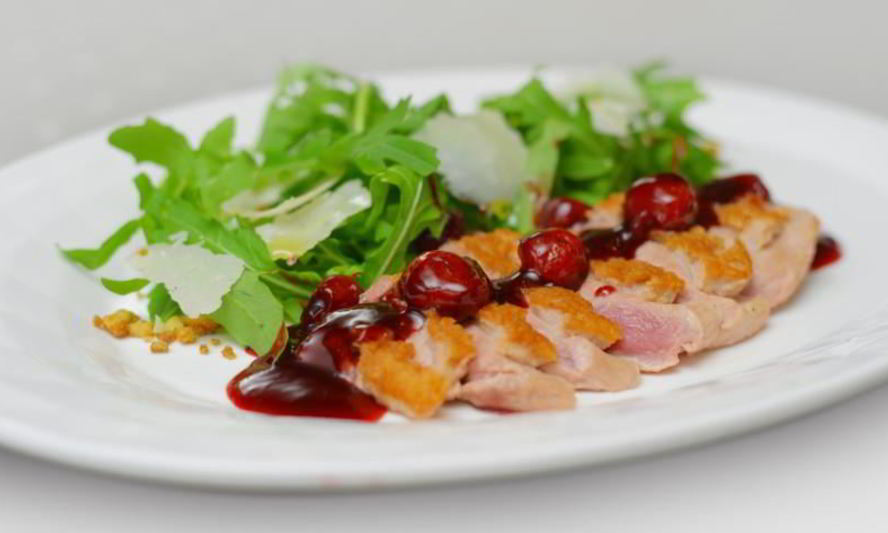 Рецепт теплого салата с утиной грудкой, рукколой и вишневым соусом