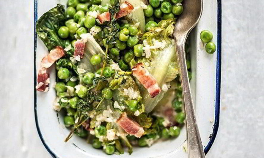 Рецепт тушеного салата романо с копченым беконом и зеленым горошком