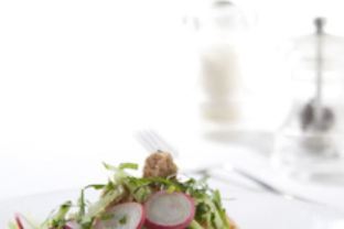 Весенний салат с жареной горбушей