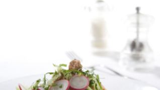 Весенний салат с жареной горбушей