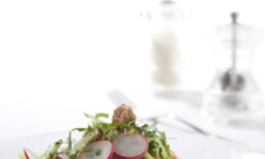 Рецепт весеннего салата с жареной горбушей