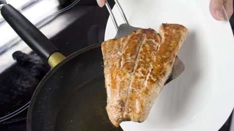 весенний салат с жареной горбушей