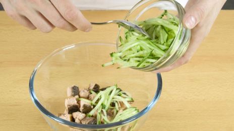 весенний салат с жареной горбушей