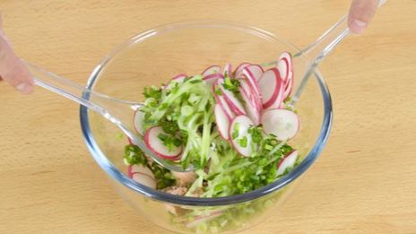 весенний салат с жареной горбушей