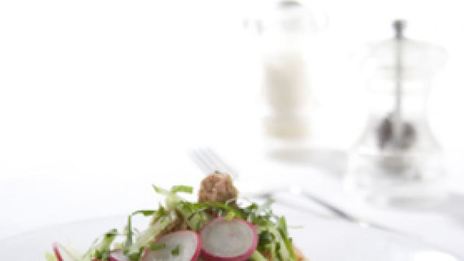 весенний салат с жареной горбушей