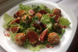 Зеленый салат с инжиром