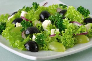 Зеленый салат с сыром и виноградом