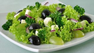 Зеленый салат с сыром и виноградом