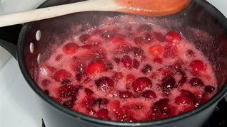 Клюквенный соус с белым луком и светлым изюмом