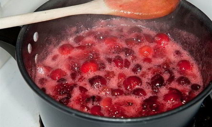 Рецепт клюквенного соуса с белым луком и светлым изюмом