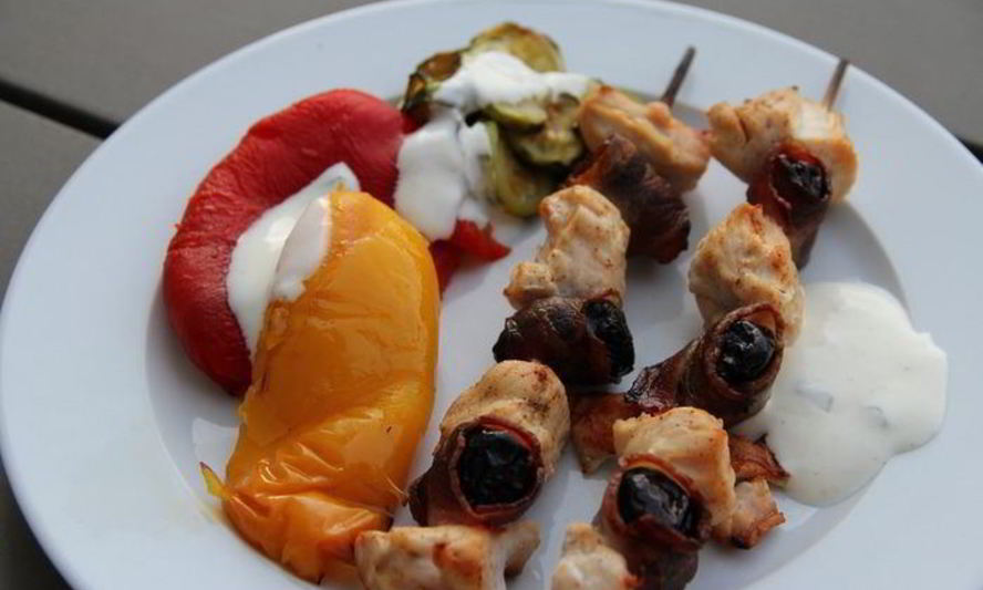Рецепт куриных шашлычков с беконом и черносливом