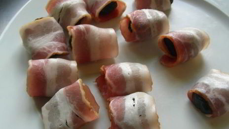 куриные шашлычки с беконом и черносливом