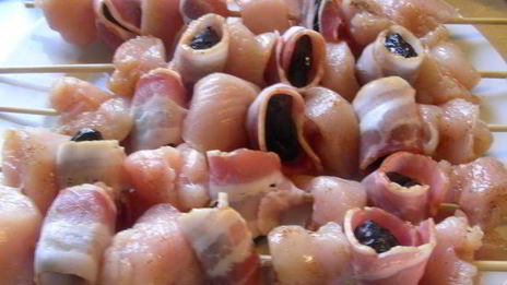 куриные шашлычки с беконом и черносливом