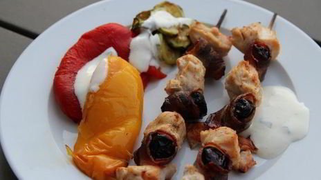 куриные шашлычки с беконом и черносливом