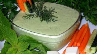 Соус из феты с чесноком и зеленью