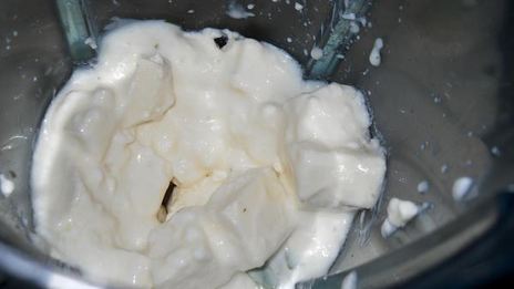 соус из феты с чесноком и зеленью