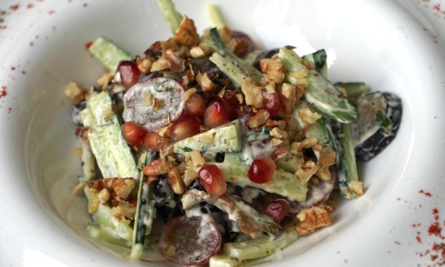 Рецепт салата с печеными баклажанами и свежими овощами