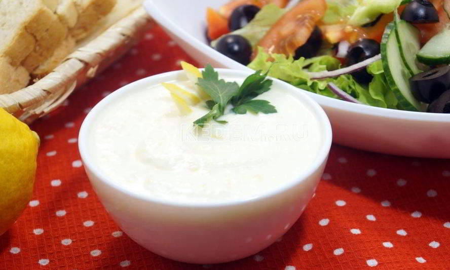 Рецепт сырного соуса-заправки для салатов