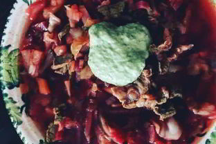 Борщ с зеленой сметаной