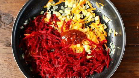 борщ со свеклой, крапивой и яйцом