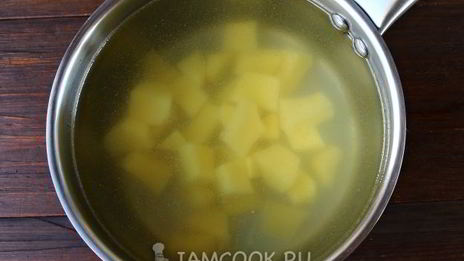 борщ со свеклой, крапивой и яйцом