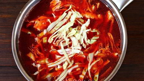 борщ со свеклой, крапивой и яйцом