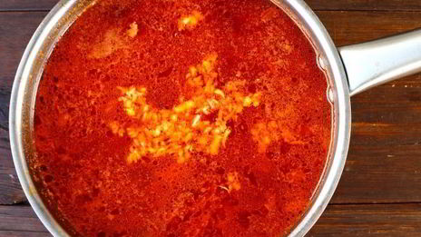 борщ со свеклой, крапивой и яйцом