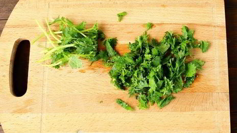 борщ со свеклой, крапивой и яйцом