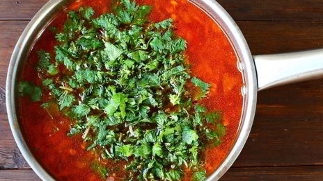 борщ со свеклой, крапивой и яйцом