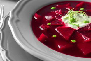 Холодный борщ с зеленым горошком