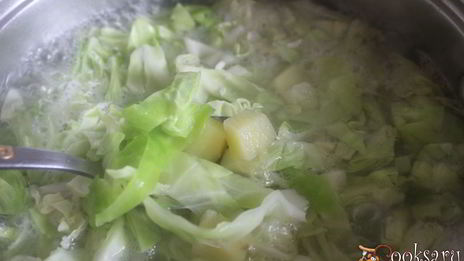 летний борщ с молодой капустой и фрикадельками